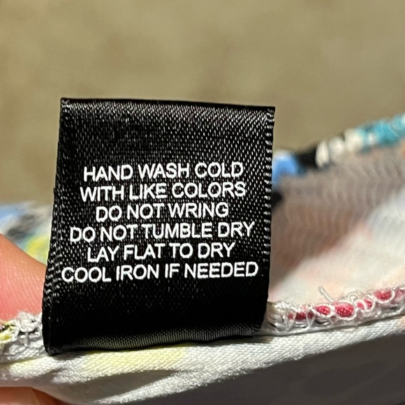 - Super cute crop to/ Size M.         D1 - Picture 9 of 9